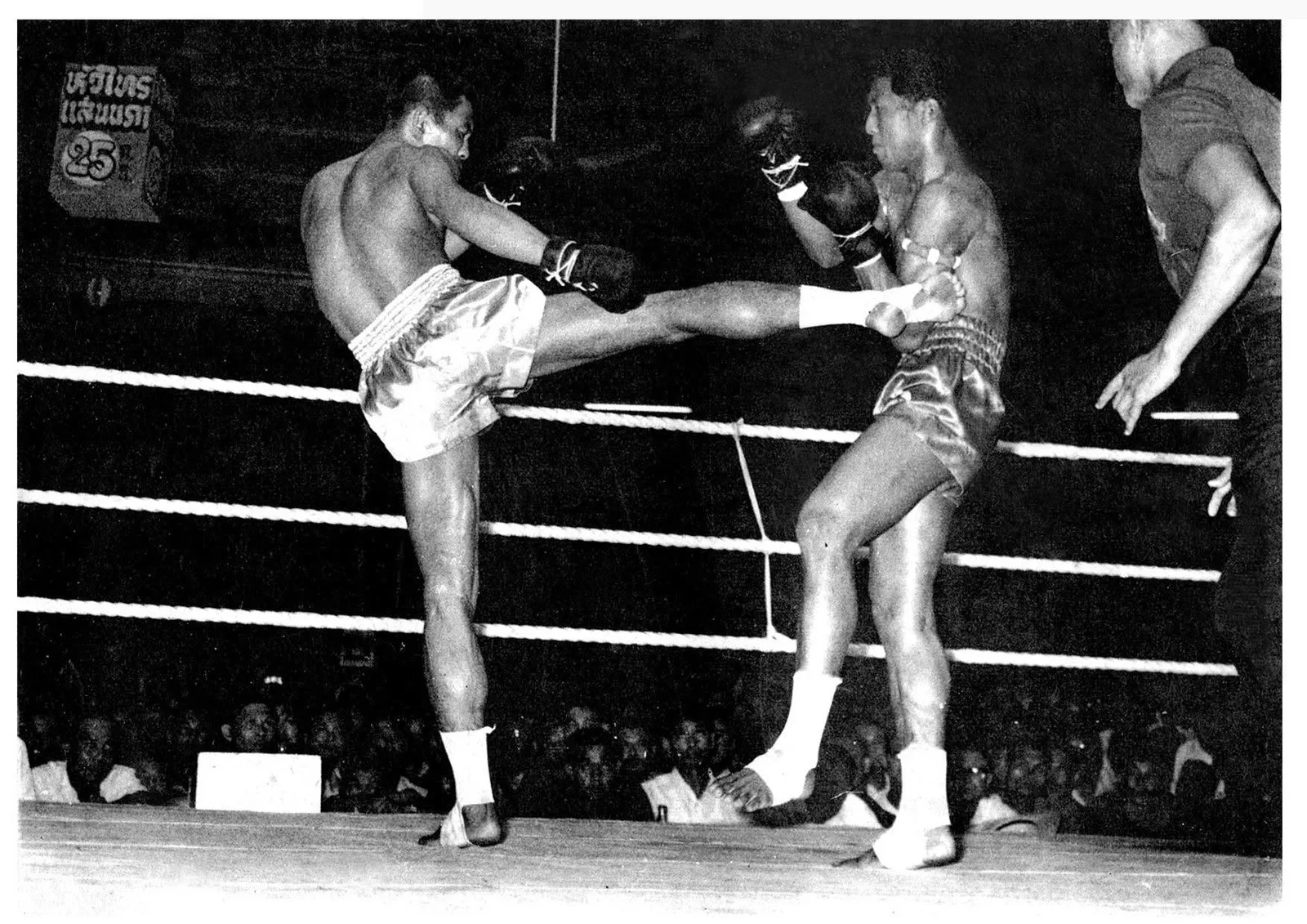 Right kick working like a piston, Apidej keeping Kongdej at bay in their second encounter.
