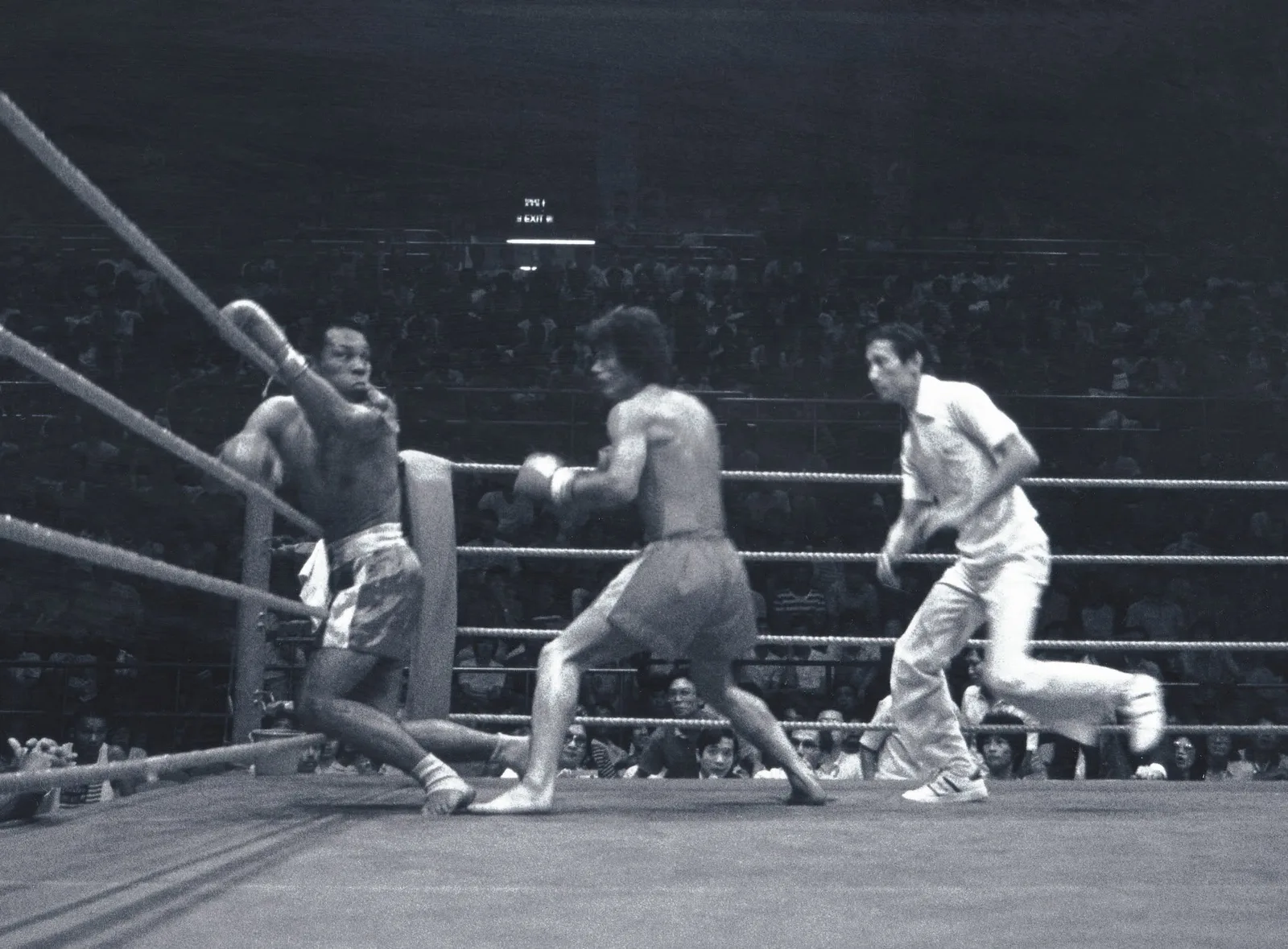 Last fight of the Great Kicker, Hong Kong, 1983. Author rushing to his rescue, round 2.