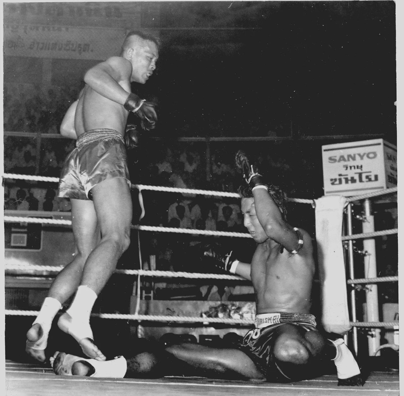 Apidej knocked down Kongdej first before losing the match on KO.1968.