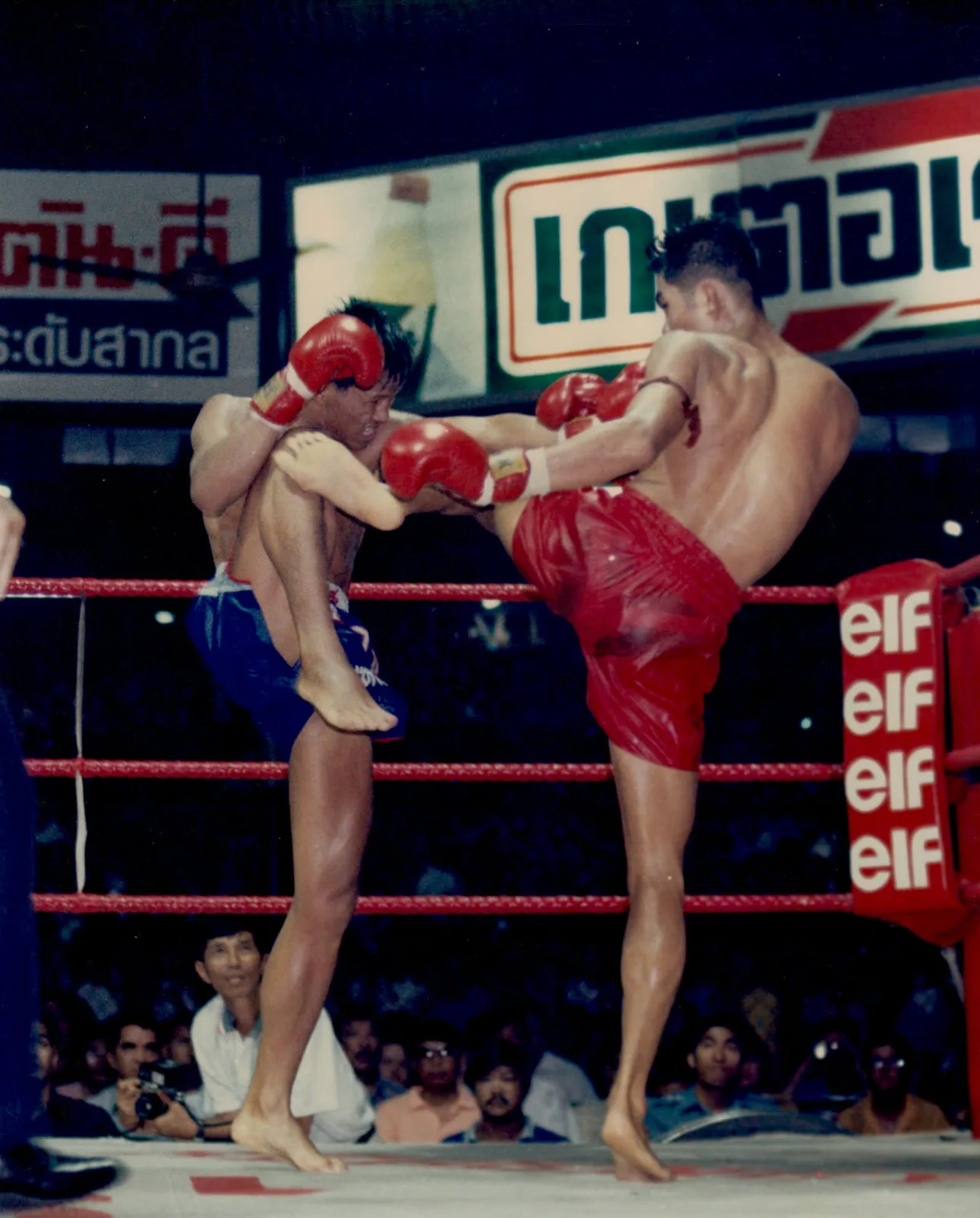 Saengtiennoi's wicked left kick, shown here against Neurthoranee.