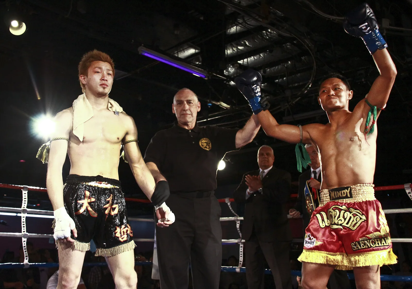 Saenchai winning the world title over Tetsuya Yamato.