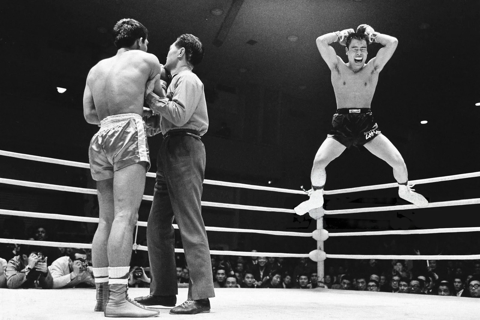 Japan's Musashi Nakano jumps high in elation as OBF welterweight king Apidej was stopped by the referee in round 3 after a very suspect knockdown. The Thai was ready to continue, yet the counting proceeded to the full.