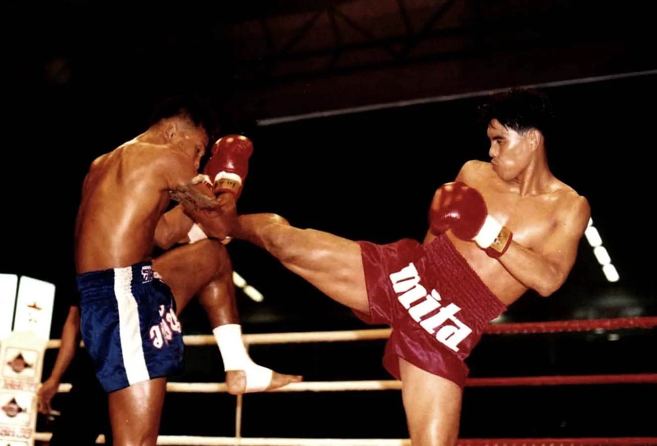 Nokvid fighting against Isasa Sakgrirind, Ayutthaya, 1991.