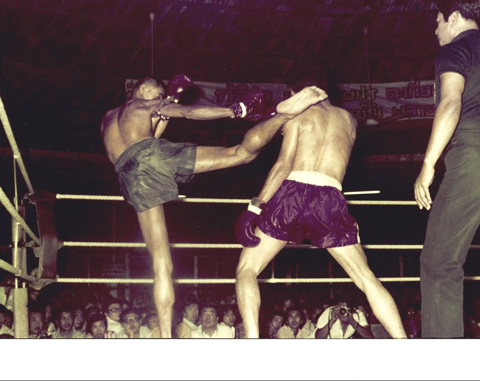 Porsai outkicks Puth to capture the Yodmuaythai title, 11 March, 1977, LPN Stadium.