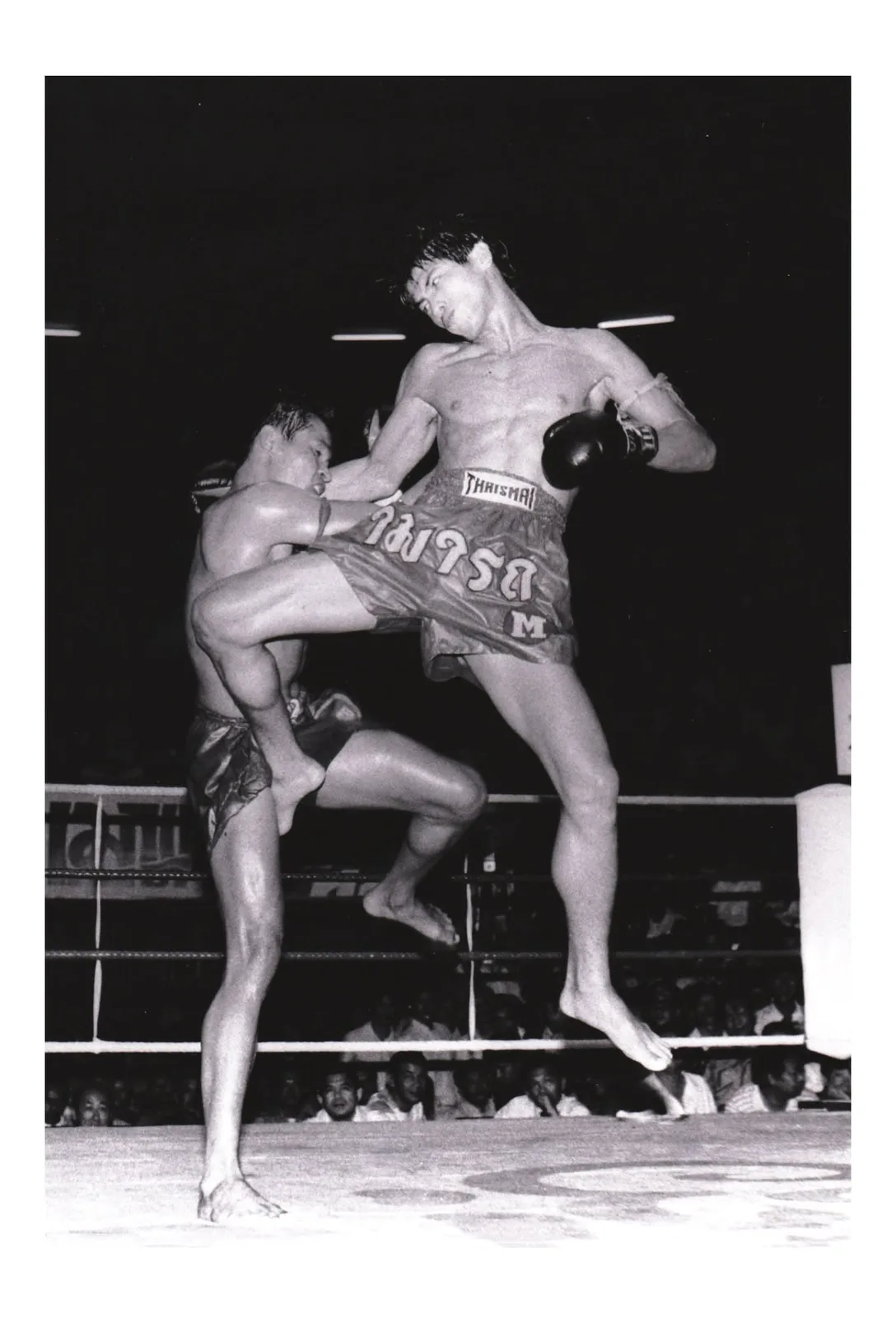 Lit'e Samart dominating over Big Samart in Fight of the Year 1983.