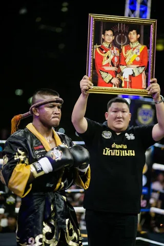 Teerawat Yioyim and Muay Thai fighter Buakaw Banchamek (left).